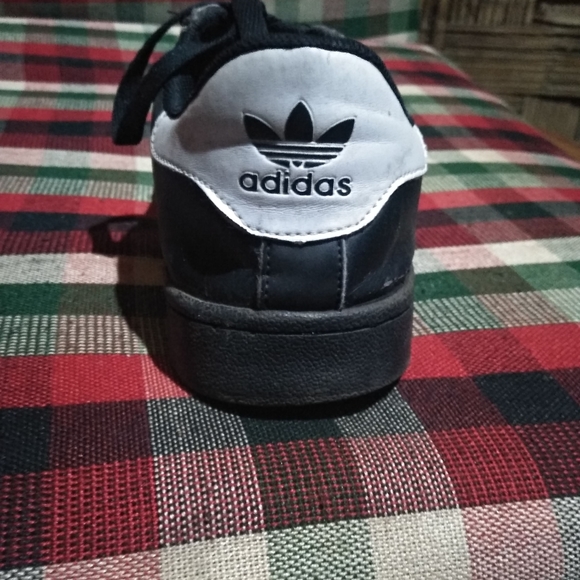 This is an Adidas Superstar. Size is UK 4. The color is black with white stripes - Picture 2 of 5